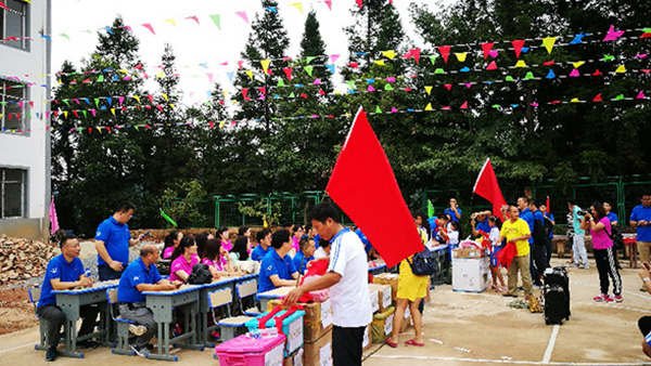 共同前行， 温暖你我——徐州神殿娱乐ol统一医药连锁销售有限公司贵州修文小学助学行